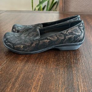 Dansko Olivia Black/Bronze Snakeskin